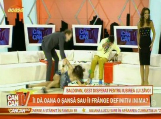 Circ: Zăvo, hopa-sus! A căzut în platou, încercând să sară la gâtul unui admirator :)) - VIDEO
